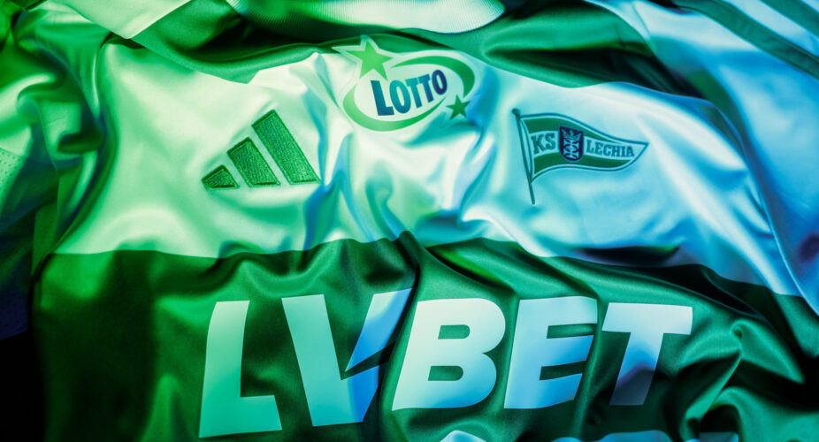 Koszulka Lechii Gdańsk z logotypem LV BET
