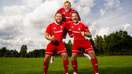 Zawodnicy KS Kleszczów w czerwonych strojach z logo Superbet