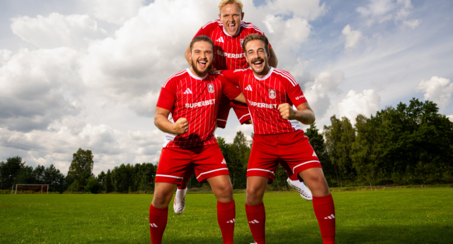 Zawodnicy KS Kleszczów w czerwonych strojach z logo Superbet